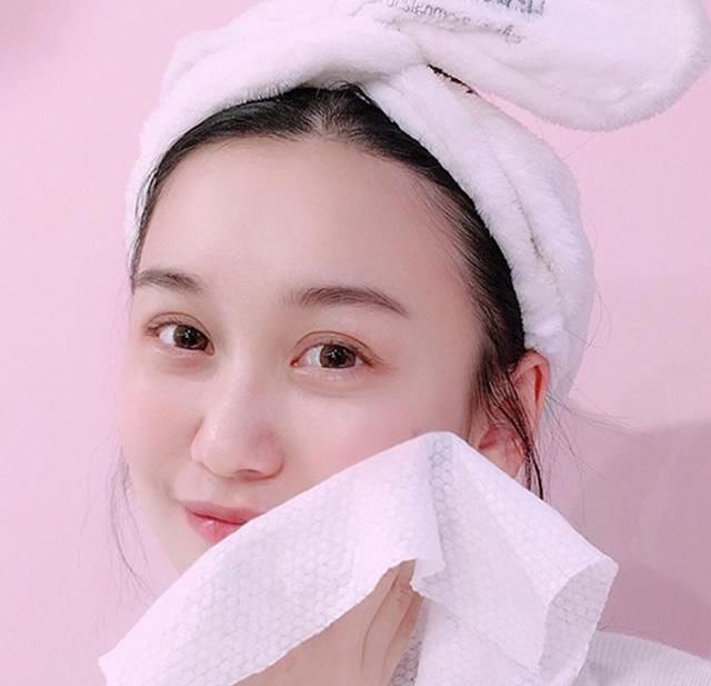  「不见」女孩子洗脸只要做对这4点，皮肤就会越来越水润，毛孔都不见了