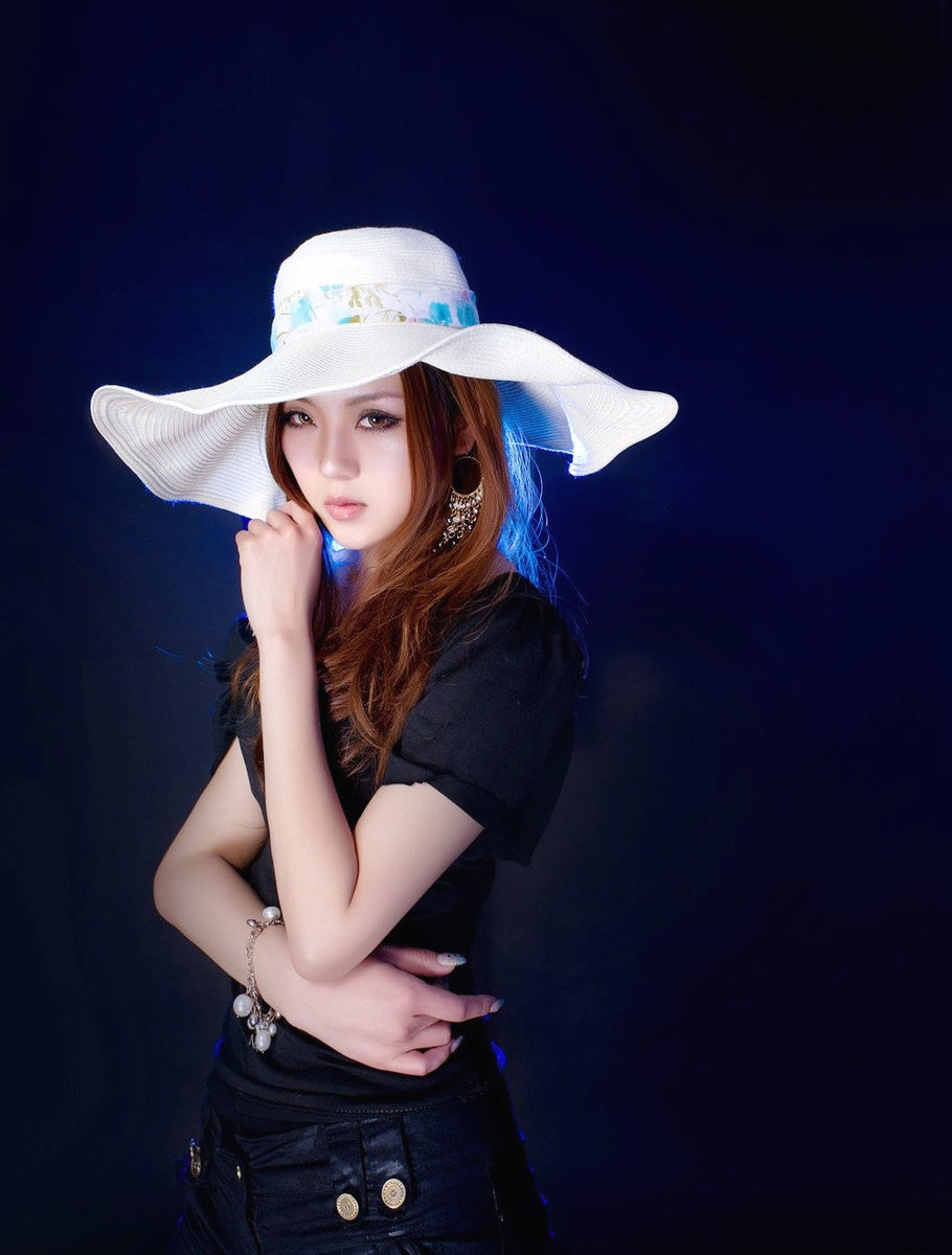 影棚下的现代时尚美女摄影师