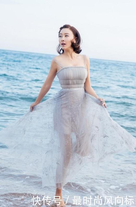 毛俊杰穿吊带裙海边游玩，腰间的三坨赘肉好扎眼啊