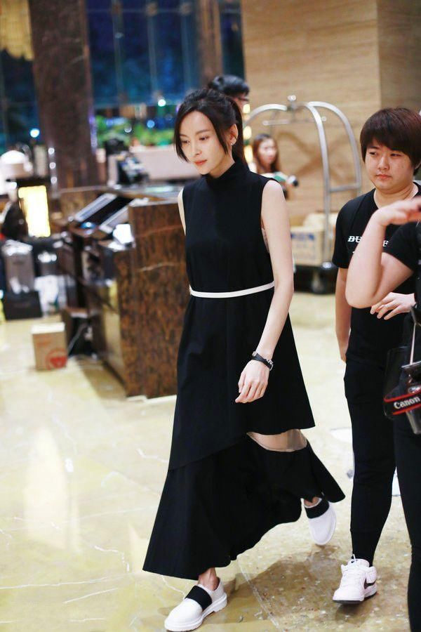 于文文耳环也太费心了,网友:这么大,你耳朵受得了吗?