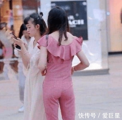 『身材是真』街拍:小姐姐穿粉红色连体裤,身材真好!回头的一瞬间却让人傻眼