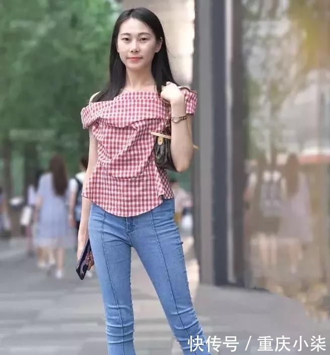 天使@小姐姐的腿被天使吻过吧?牛仔裤线都不带弯的,这腿直得不像话!