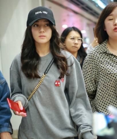 素颜迪丽热巴现身机场,皮肤白皙气色好,穿着简单全靠颜值来撑!