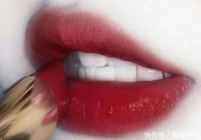 『戒掉』女孩子若想变“薄嘴唇”,那这3个坏习惯趁早戒掉,不然迟早成“香肠嘴”!