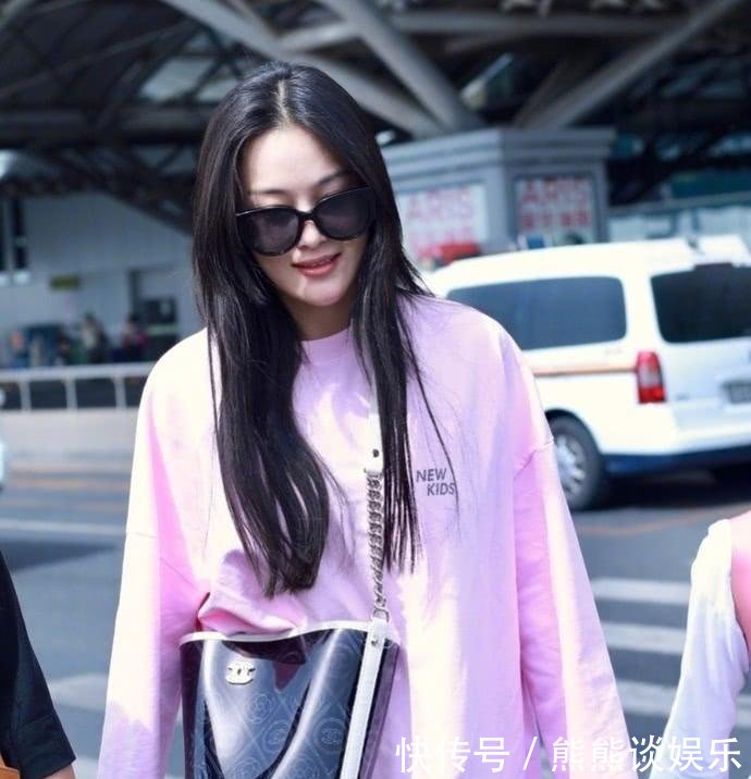 张馨予太猛了! 穿了条别人不敢穿的短裤出门, 网友: 这叫个性!