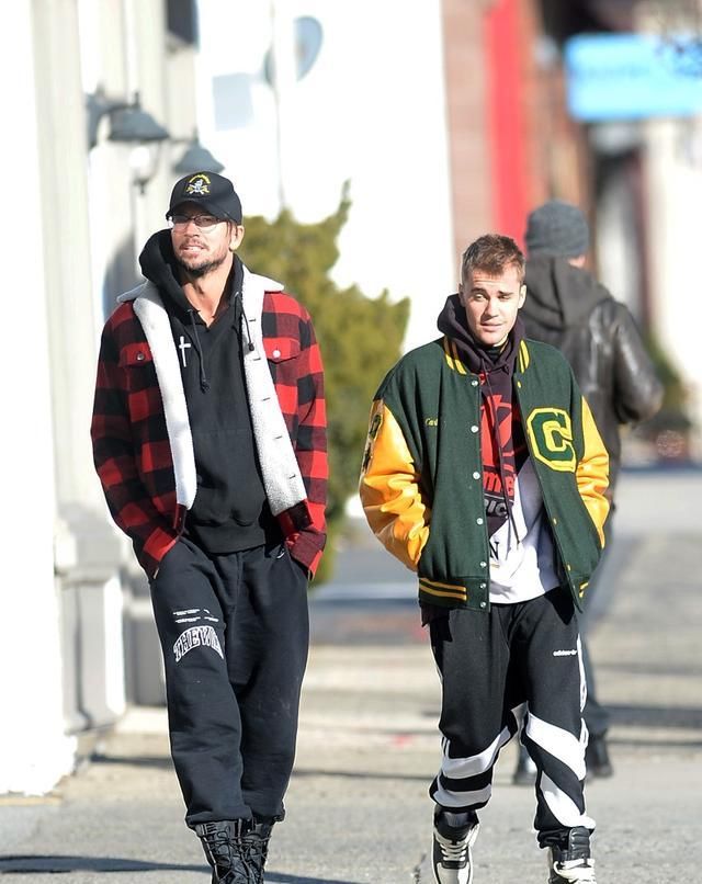 #Justin#Justin Bieber穿绿色棒球夹克惹眼,气质如高中生,青春帅气