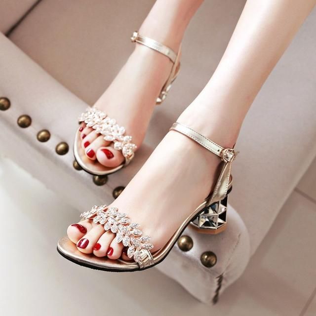 纤纤玉足涂上指甲油，真白嫩！搭水钻凉鞋一手握住，享受一个夏天