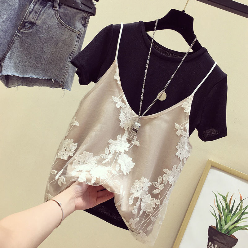 女人果然还是年轻好看，出门穿这款“显嫩衫”，男人喜欢同性嫉妒