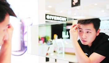 帅气小伙做男性化妆师，手女顾客欢迎，月薪达5万