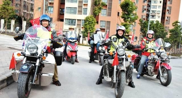 重庆有群60余老顽童组成的摩托车队伍 他们爱骑行大江南北