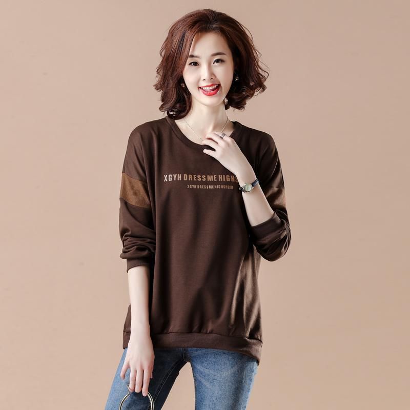 阔腿裤已经过时了!今年流行“卫衣+萝卜裤”，新潮洋气还减龄