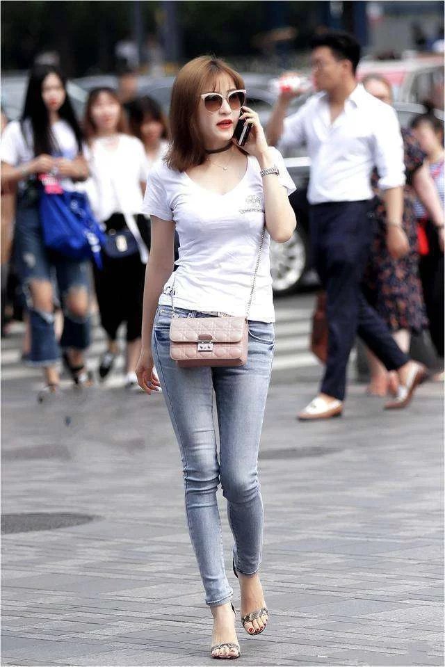 清纯女生紧身裤搭配白色修身T恤,个性时尚,气质优雅恬静