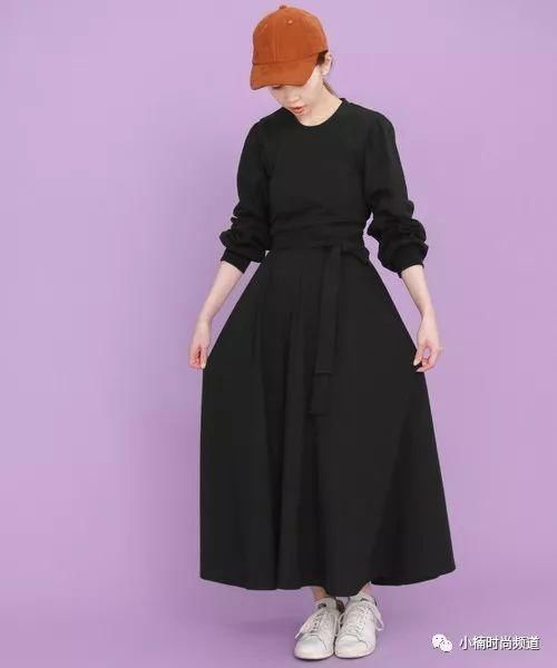 换季穿啥?一件黑色连身洋装让你完美搭出日系时尚