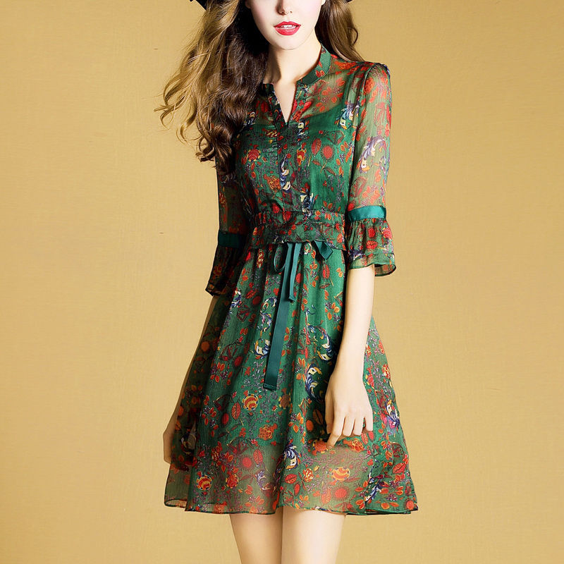 现在姑娘真会打扮,出门只穿个吊带,不过真的好好看