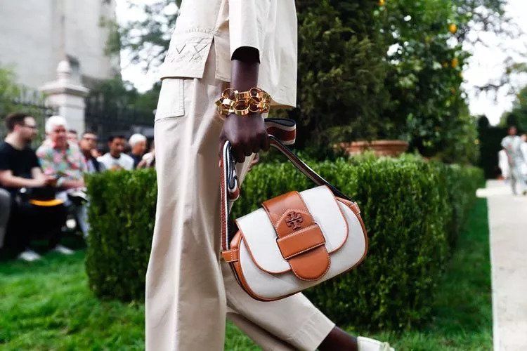 娜扎预测黄铜包边帆布鞋将成爆款，Tory Burch把浪漫融入运动风!