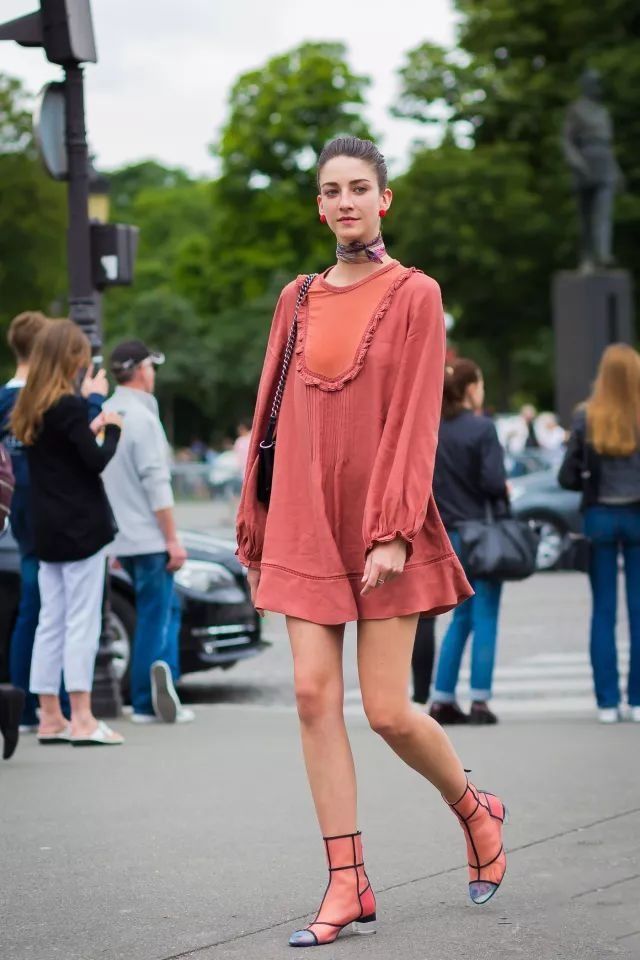 胸不平何以平天下!专治贫乳的穿衣法则告诉我们:平胸又如何，扛不