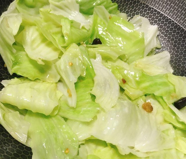  「值得」手撕包菜的家常做法，酸辣脆爽，值得收藏！