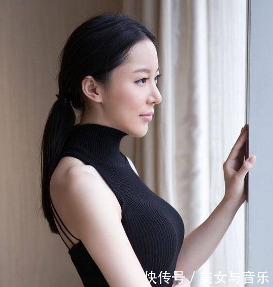 街拍，小姐姐吊带连衣裙彰显女人魅力，吸引的路人目不转睛！