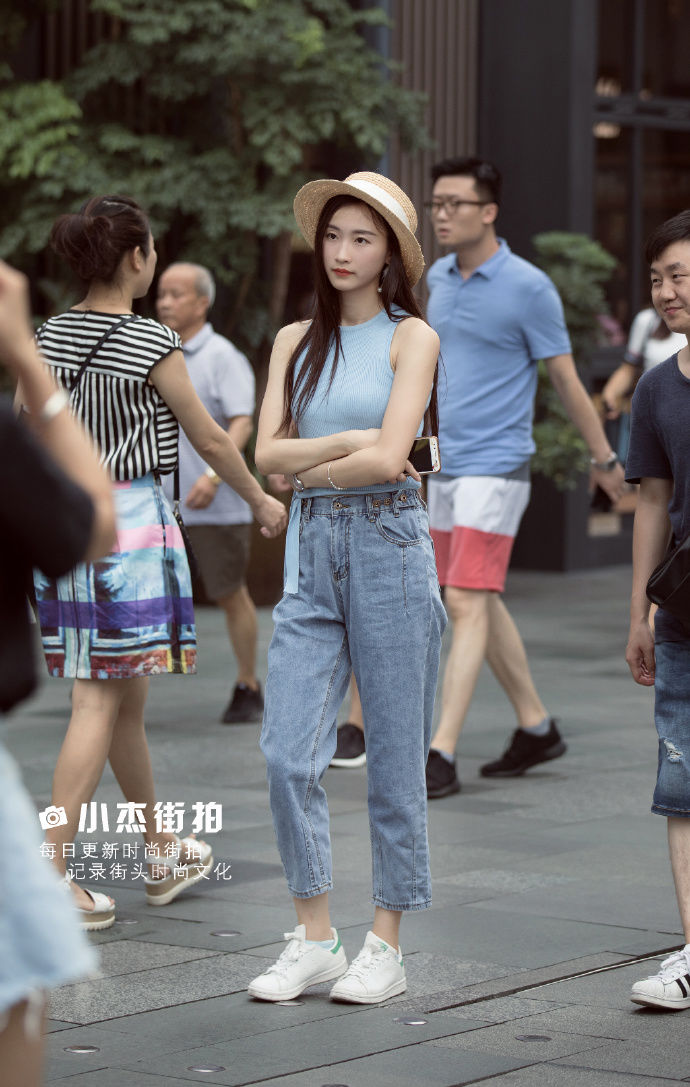 街拍成都:六款青春减龄的时尚穿搭，展示出清纯校园的美!