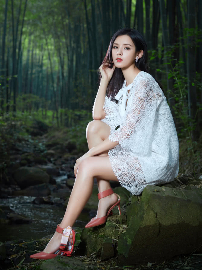 张予曦裙子下半身挂了10个挂钩，上面的毛巾比拖把还黑