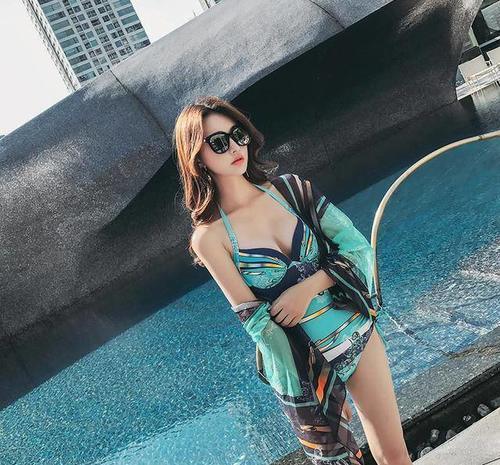 妍姿艳质的比基尼小姐姐，彰显妩媚多姿的身材，令人倾心夺目！