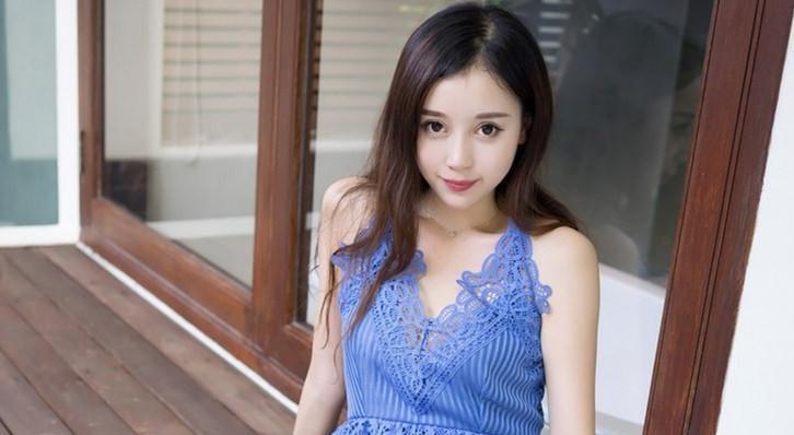 天蓝色真丝吊带连衣裙彰显性感迷人身姿