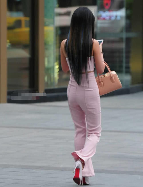 气质玉女粉色紧身连体衣身材妩媚多娇，紧实的双腿弧线最亮眼