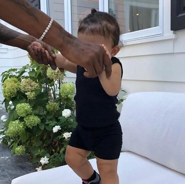  「很爽」做Travis Scott和Kylie的女儿是什么体验？Stormi:谢邀，很爽