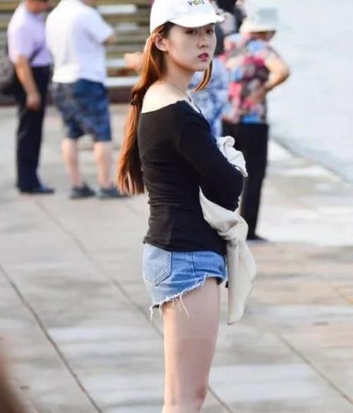  『小姐姐』街拍：身材苗条的美女，一件黄色的连衣裙，时尚唯美好身材