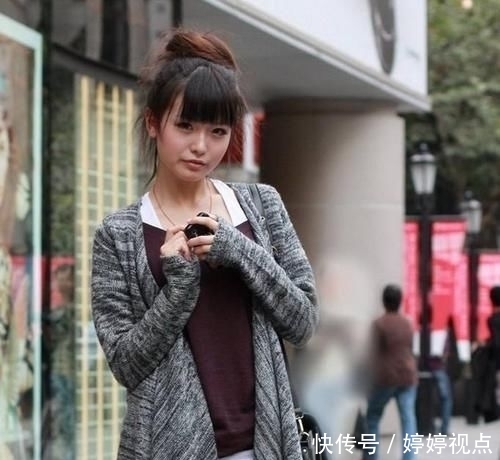  [优雅]率性自然的美女穿搭紧身牛仔裤，简约又大气，魅力十足！