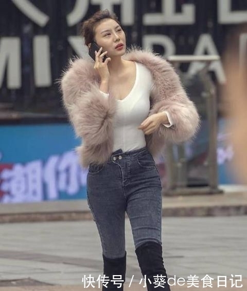 搭配一双黑|街拍:小姐姐的腿真长!穿紧身牛仔裤配高筒靴,看着养眼!