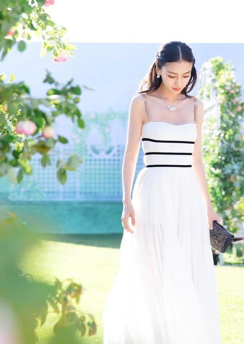  『美艳』Angelababy果然有颜任性，白色吊带连衣裙性感优雅，美艳不可方物