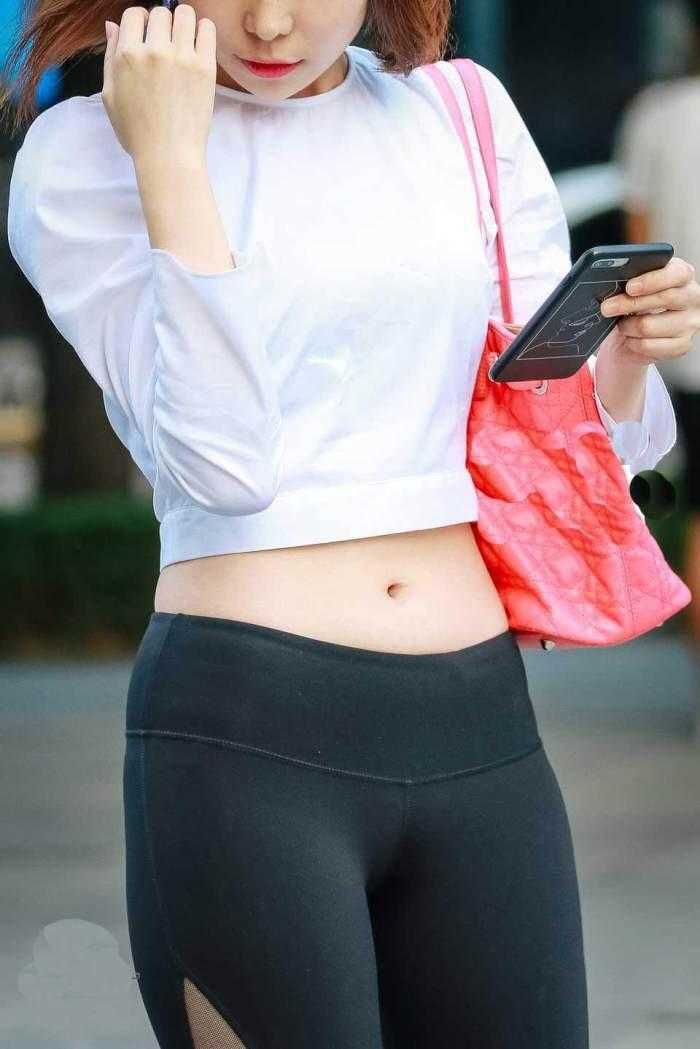 街拍: 紧致的修身紧身裤, 好身材遮不住