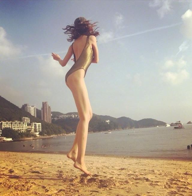 张蓝心晒泳装照，满屏都是大长腿，腿长的孙怡在她面前都是小短腿
