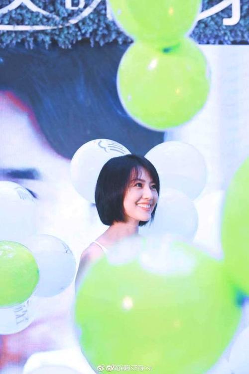 高圆圆真会装嫩，吊带衫却配了这样一条裙子，赵又廷快来管管！