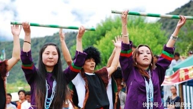  「美女」我国这个民族是人数最少的民族之一，盛产美女，但是外