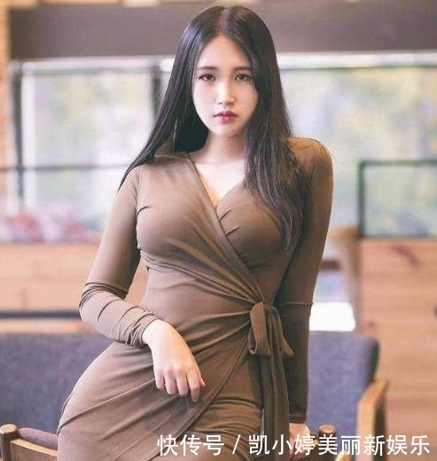 『美女』路人街拍:靓丽挺拔的打底裤美女,尽显女神的甜美感,魅力出众!