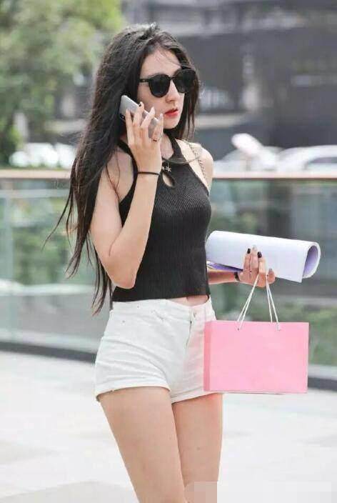 街拍:女神不仅要颜值好,还要有性感曲线好身材!