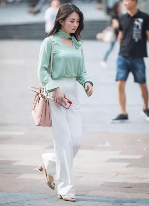  「美女」街拍：清新优雅的美女，一件绿色上衣配白色长裤，时尚气质迷人