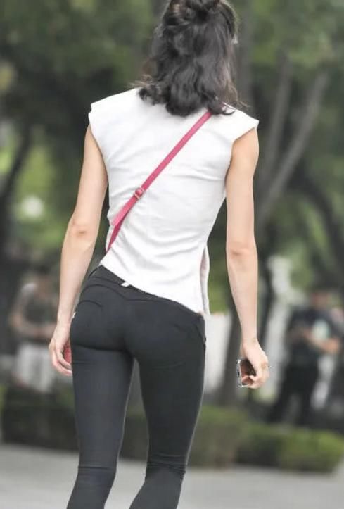 时尚：牛仔裤不但有很好的修身效果，而且是最廉价的时尚服装