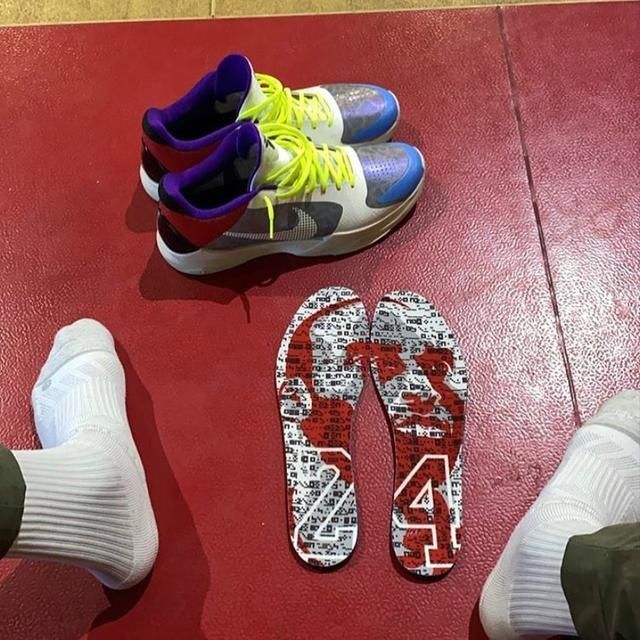  「Kobe」「鞋王」又来“拉仇恨”！这双 Kobe 5 全网仅此一双