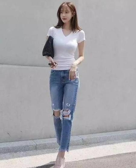 广州街拍高挑美女，超短裙尽显纤细大长腿