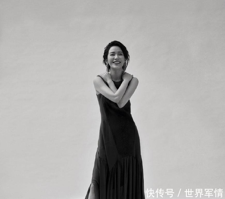 俞飞鸿红色皮衣“真空上阵”,表情高冷,网友:禁欲系女神