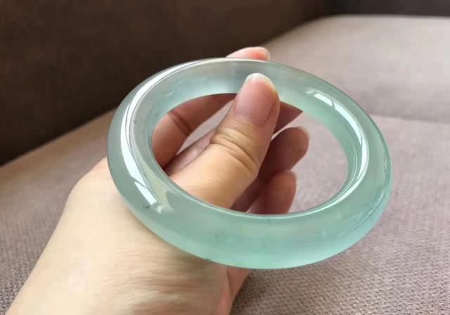  翡翠首饰的一般：翡翠误区：翡翠适合年纪大的人佩戴