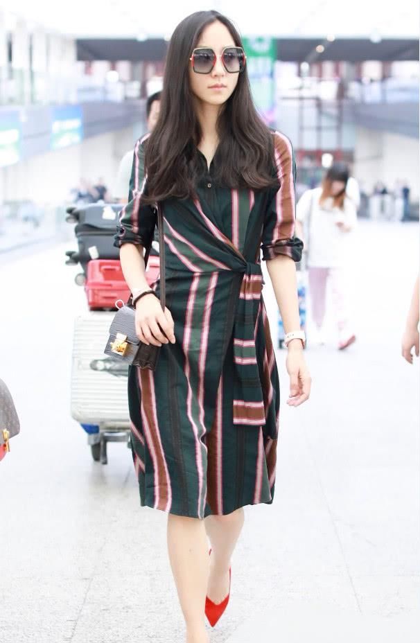 气质女神韩雪也会选错裙子，腰围都粗了三圈，搭配红鞋更尴尬！