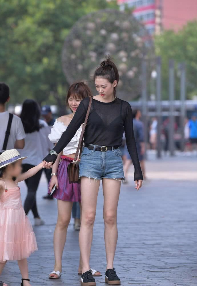 姐姐穿黑色纱衣勾勒出朦胧曲线,浑圆饱满的线条很迷人