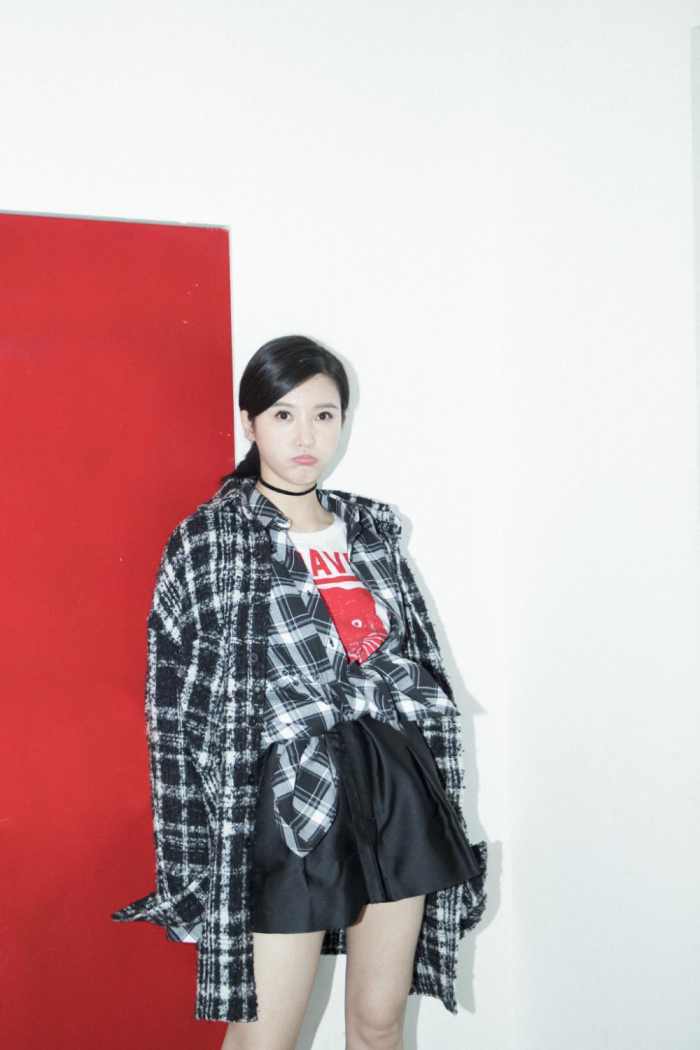 杨子姗为了秀腿! 短裤直接提到大腿根, 只见上身穿的那么臃肿!