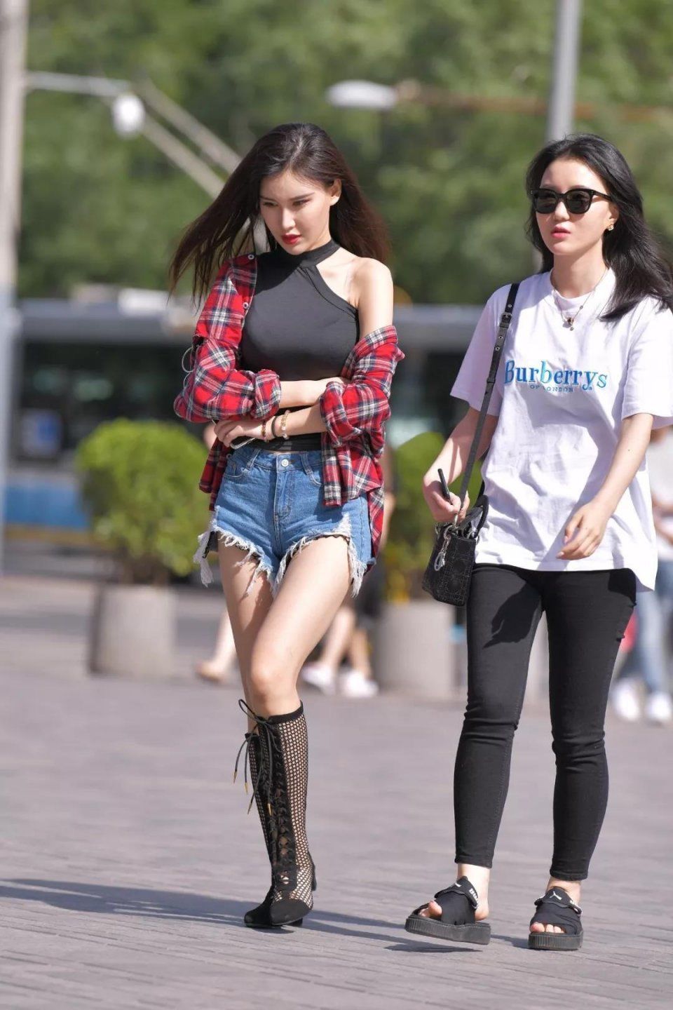街拍美女：两位穿着时尚的漂亮小姐姐