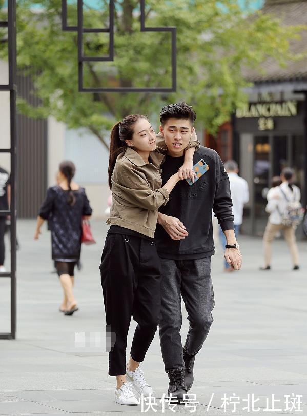  大方：街拍：图七穿公主服逛街，和街上的人格格不入，真是高雅大方！