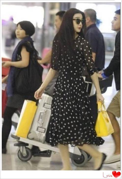 当37岁范冰冰穿波点裙撞上31岁张馨予, 网友: 李晨做出了错误选择